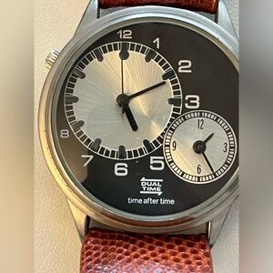 Men's dual-time watch with genuine leather.